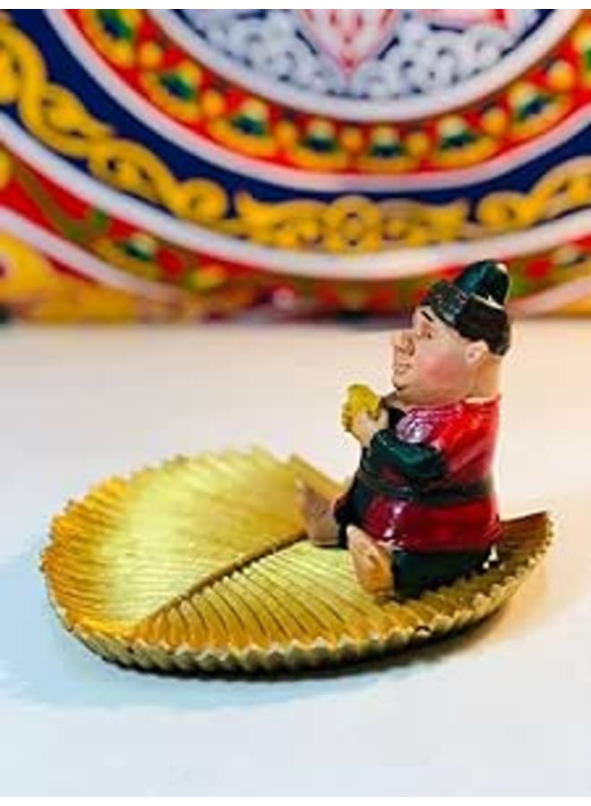 بورسلين Figurine Of Well-Known رمضان Characters، Including Fananees، Sitting On A Leaf. Size: 20 Cm. Also Suitable As A Coaster Or Plate For رمضان Nuts And Appetizers In The Shape Of A Leaf. - Image 1